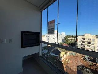 Vista da janela de um imóvel em Lajeado, Brasil, mostrando o exterior e uma área de construção.