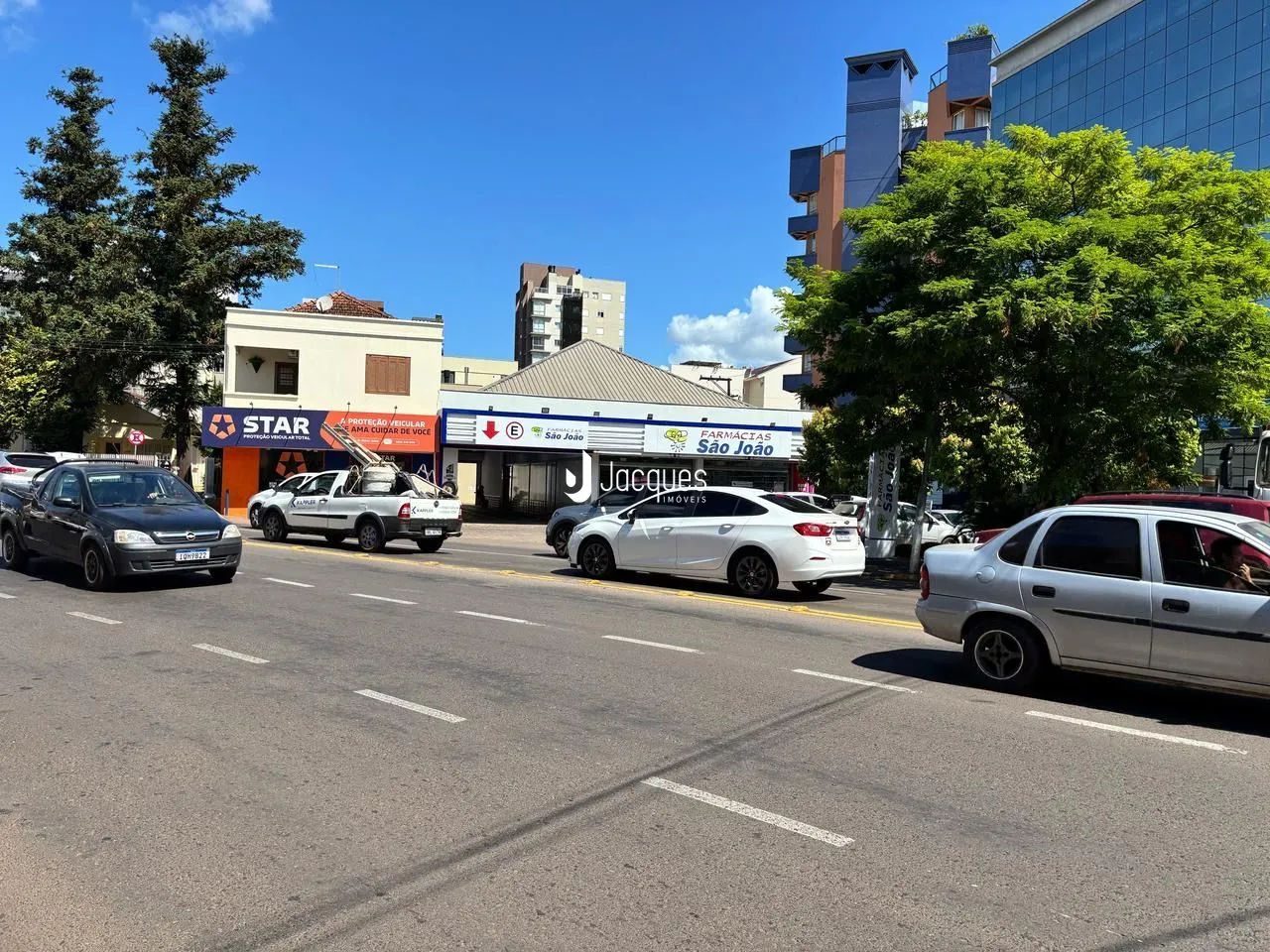 Vista da fachada de um imóvel na rua em Lajeado, Brasil.