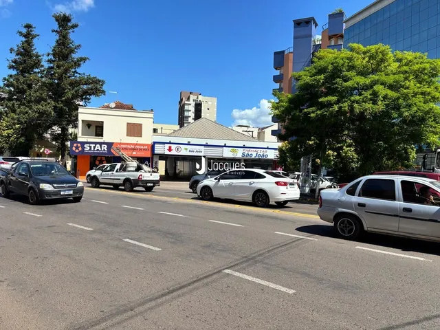 Vista da fachada de um imóvel na rua em Lajeado, Brasil.
