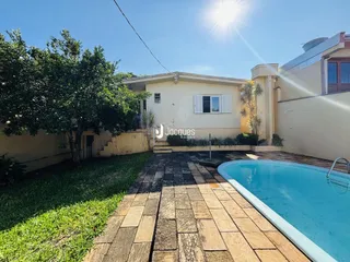 Vista externa de uma residência com piscina e jardim em Lajeado, Brasil.