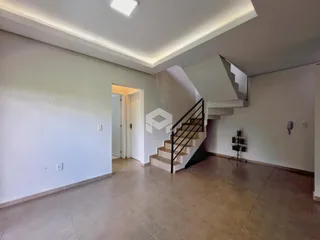 Ambiente interno com piso de cerâmica e escadaria em um espaço aberto.