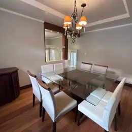 Foto interna de uma sala com mesa e cadeiras em um imóvel.