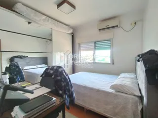 Quarto interno com cama e ar-condicionado em um imóvel.