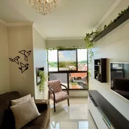 Foto do interior de uma sala com teto alto e iluminação clara.