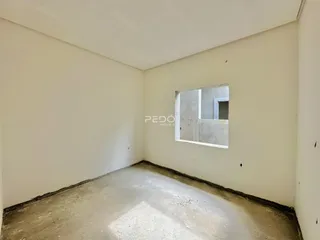 Imagem de um cômodo vazio com piso em obra em Lajeado, Brasil.