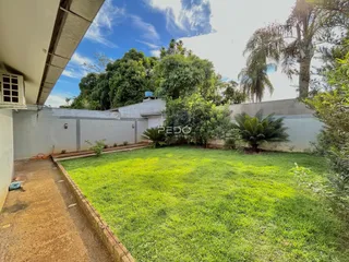 Foto da fachada e jardim de uma propriedade em Lajeado.