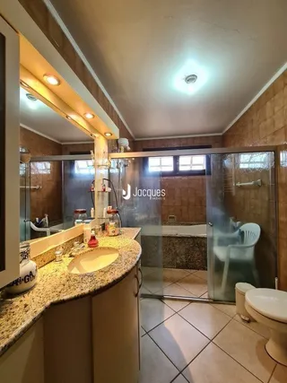 Interior de uma cozinha com piso de cerâmica e divisória de vidro.