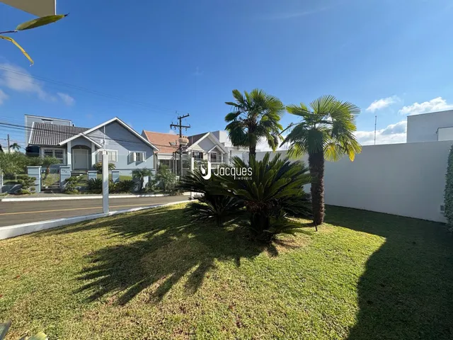 Fachada de uma residência com jardim em Lajeado, Brasil.