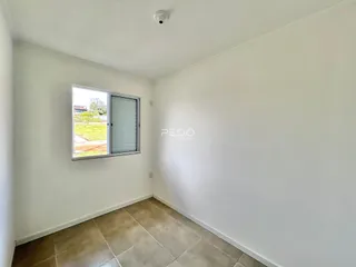 Uma parede interna de uma residência com piso de cerâmica clara.
