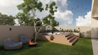 Área externa com deck de madeira e lareira no jardim.