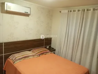Quarto com cama e cortinas brancas em um imóvel no Brasil.