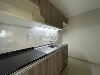 Foto de uma cozinha com armários e bancada escura.