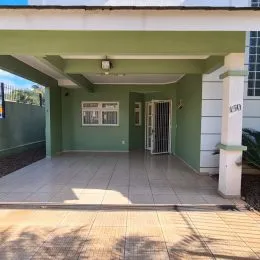 Foto da área externa coberta de uma residência em Lajeado, Brasil.