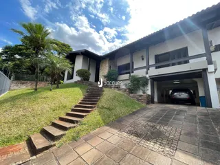 Vista externa de uma residência em Lajeado, Brasil, com jardim e escadaria.
