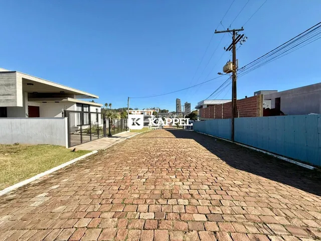 Fachada de uma residência com calçada de tijolos vermelhos em Lajeado.