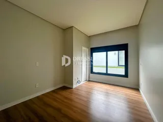 Sala de estar com piso de madeira e janela.