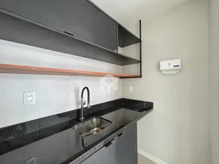 Vista da bancada e armários de uma cozinha.