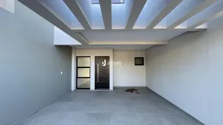 Hall de entrada com teto arquitetônico branco.