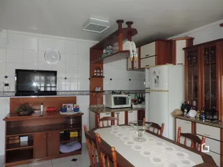 Cozinha com armários de madeira e bancada.