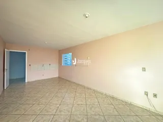 Hall de entrada com piso de cerâmica e paredes em tom de rosa claro.