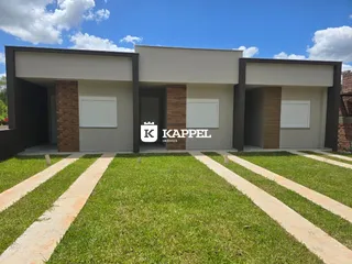Fachada de uma residência moderna com jardim em Lajeado, Brasil.