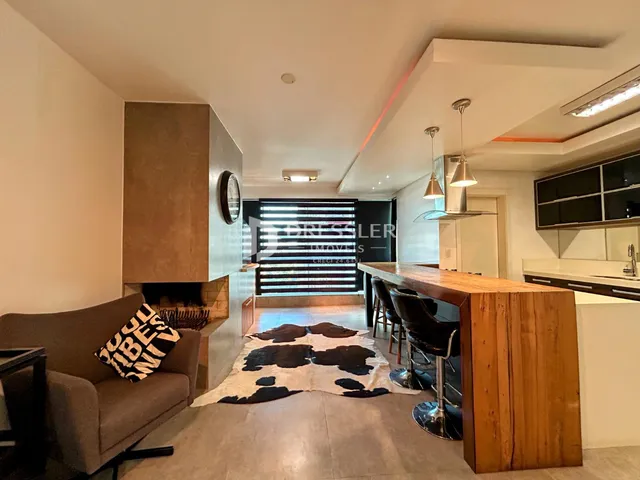 Sala de estar com lareira e área de jantar em um imóvel no Brasil.
