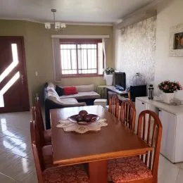 Mesa de jantar de madeira em um ambiente interno.