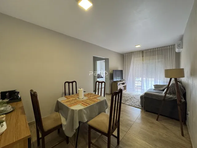 Foto de uma sala de jantar com mesa e cadeiras em um imóvel.