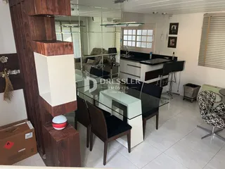 Interior de uma sala de jantar com cozinha moderna em Lajeado, Brasil.