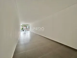 Corredor interno de uma residência com piso de cerâmica.