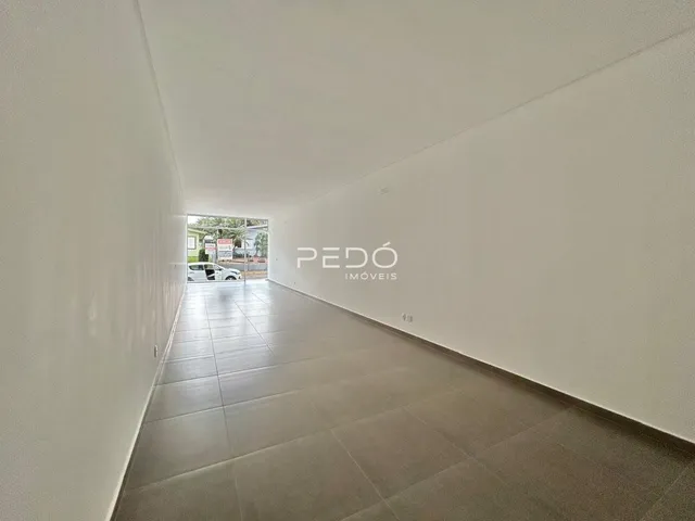 Corredor interno de uma residência com piso de cerâmica.