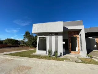 Fachada moderna de uma casa em Lajeado, Brasil, sob céu azul.