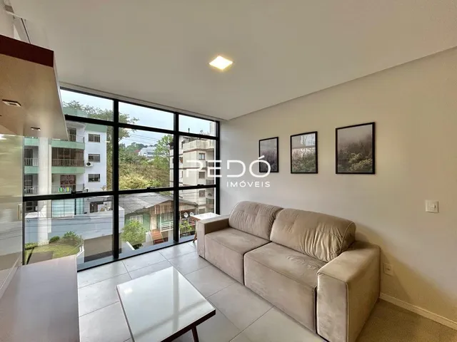 Sala de estar com grandes portas de vidro voltadas para o exterior.