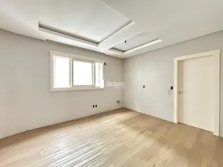Sala de estar com piso de madeira clara e paredes brancas.