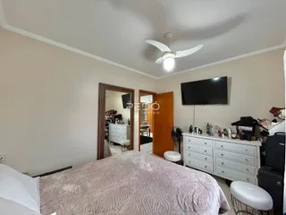 Quarto com cama e armário em ambiente claro.