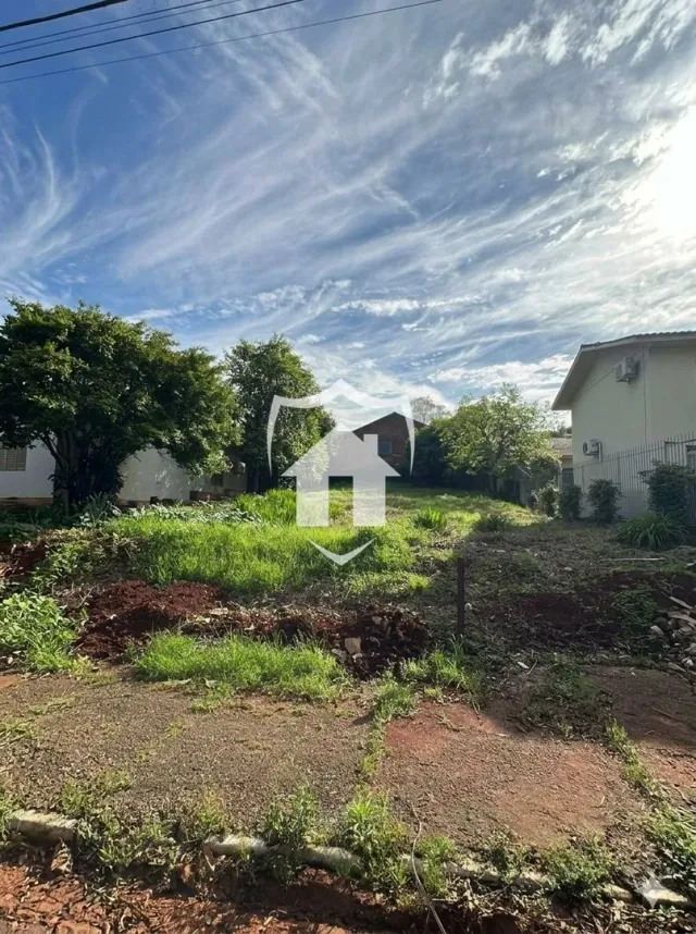 Vista externa de uma propriedade em Lajeado, Brasil, com vegetação densa na frente.
