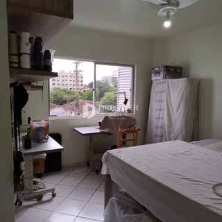 Quarto com janela de vista para a paisagem.