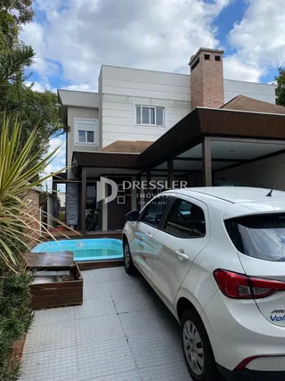 Vista da fachada de uma residência com piscina no Brasil.