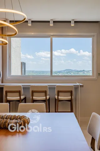 Sala de estar com grande janela de vista para a paisagem.