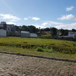 Vista externa de um campo gramado em uma propriedade.