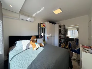 Foto de um quarto com cama e armários em um imóvel.