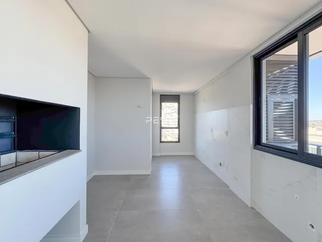 Hall de entrada com paredes brancas e piso de cerâmica cinza.