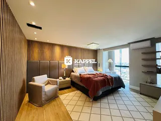 Quarto espaçoso com cama grande e decoração moderna.