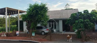 Vista externa de uma residência em Lajeado, Brasil, com vegetação ao redor.