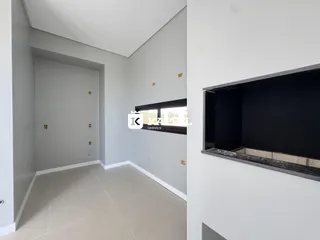 Hall de entrada com paredes cinzas claras e piso de cerâmica.