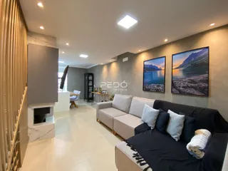 Sala de estar moderna com sofá e decoração em um imóvel no Brasil.