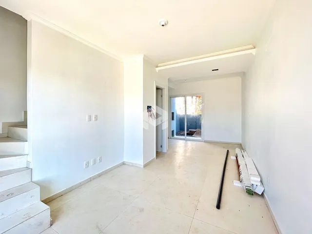Hall de uma propriedade em Lajeado com paredes brancas e piso claro.