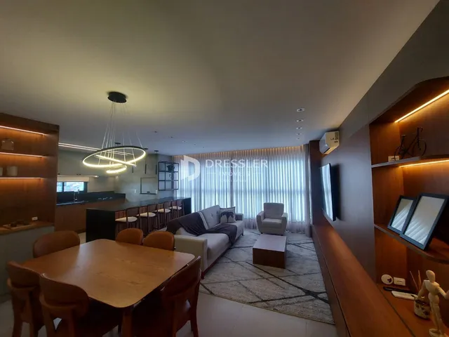 Sala de jantar e estar com decoração moderna em um imóvel no Brasil.