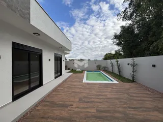 Fachada de casa com piscina e área externa no Brasil.