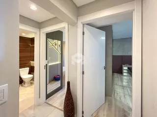 Vista de um corredor interno com portas abertas em uma residência.